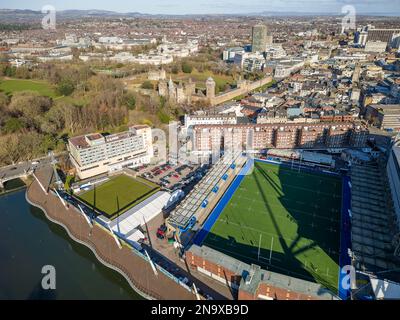 Luftaufnahme des Zentrums von Cardiff und des Rugbyplatzes Cardiff Arms Park mit 4G-mm-Plastikabstand. Stockfoto