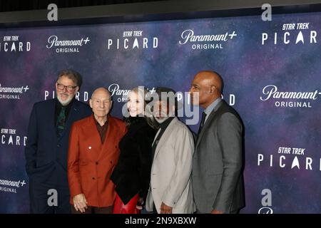 Los Angeles, Kalifornien. 9. Februar 2023. Levar Burton, Jeri Ryan, Jonathan Frakes, Michelle Hurd, Sir Patrick Stewart, Gates McFadden, Michael Dorn bei Ankunft für STAR TREK: PICARD Staffel 3 Premiere, TCL Chinese Theatre, Los Angeles, CA 9. Februar 2023. Kredit: Priscilla Grant/Everett Collection/Alamy Live News Stockfoto