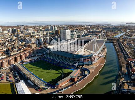 Das Zentrum von Cardiff und das Millennium-Stadion (Fürstentum) neben dem Fluss Taff aus der Vogelperspektive. Stockfoto