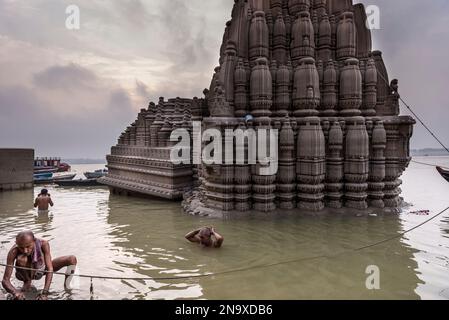 Pilger, die die Morgenpuja im Ganges, Varanasi, Indien, aufführen Stockfoto