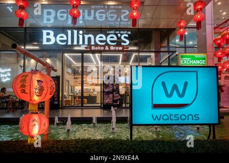 Beleuchtetes Bellinee's Cafe und Werbung für andere Dienstleistungen in der Limelight Avenue Mall, beleuchtet für den Abend; Phuket Town, Phuket, Thailand Stockfoto