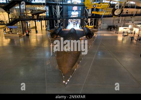 Lockheed SR-71 Blackbird in einem Hangar im National Air and Space Museum, Steven F. Udvar Hazy Center in Chantilly, Virginia, USA. Alles aus der ne... Stockfoto