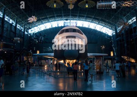 Das Space Shuttle „Enterprise“ in einem Hangar im National Air and Space Museum, Steven F. Udvar Hazy Center in Chantilly, Virginia, USA. Alle aus... Stockfoto