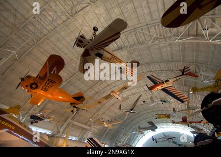 Flugzeuge in einem Hangar im National Air and Space Museum, Steven F. Udvar Hazy Center in Chantilly, Virginia, USA. Alles von der neuen Ausgabe bis zum... Stockfoto