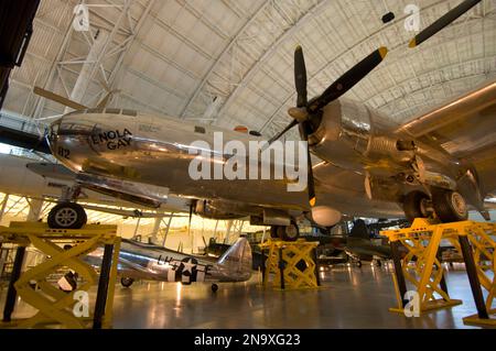 Die „Enola Gay“ und andere Flugzeuge in einem Hangar im National Air and Space Museum, Steven F. Udvar Hazy Center in Chantilly, Virginia, USA. Alle f.... Stockfoto