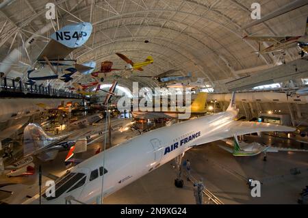 Die „Concorde“ und andere Flugzeuge in einem Hangar im National Air and Space Museum, Steven F. Udvar Hazy Center in Chantilly, Virginia, USA. Alle fr... Stockfoto