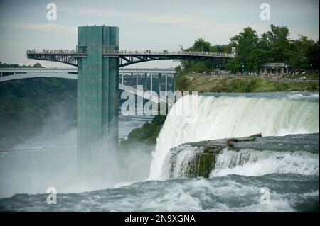 Touristen stehen auf einem Aussichtsturm an den Niagarafällen in New York, USA; Niagarafällen in New York, Vereinigte Staaten von Amerika Stockfoto