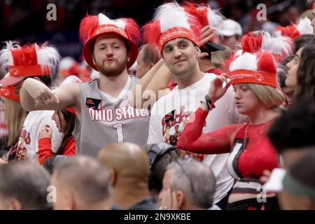 Columbus, Ohio, USA. 12. Februar 2023. Fans von Ohio State Buckeyes im Studentenbereich während des Spiels zwischen den Michigan State Spartans und den Ohio State Buckeyes in der Value City Arena, Columbus, Ohio. (Kreditbild: © Scott Stuart/ZUMA Press Wire) NUR REDAKTIONELLE VERWENDUNG! Nicht für den kommerziellen GEBRAUCH! Stockfoto