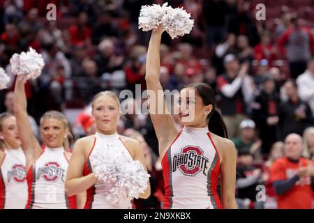 Columbus, Ohio, USA. 12. Februar 2023. Ohio State Buckeyes Cheeleader treten während des Spiels zwischen den Michigan State Spartans und den Ohio State Buckeyes in der Value City Arena in Columbus, Ohio auf. (Kreditbild: © Scott Stuart/ZUMA Press Wire) NUR REDAKTIONELLE VERWENDUNG! Nicht für den kommerziellen GEBRAUCH! Stockfoto