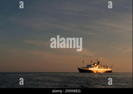 Kreuzfahrtschiff im Pazifischen Ozean in der Nähe der Insel Santa Cruz im Galapagos-Nationalpark Stockfoto