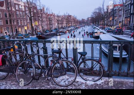 Schlittschuhlaufen auf den Kanälen; Amsterdam, Niederlande Stockfoto