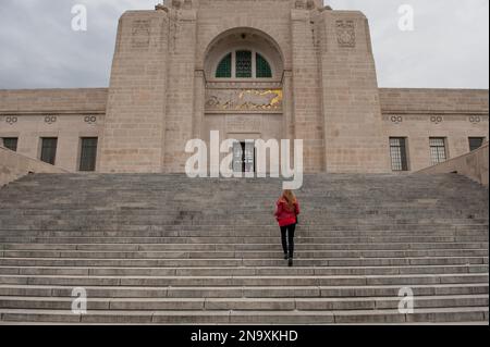 Eine Frau läuft die Treppe hoch im Nebraska State Capitol Gebäude, Lincoln, Nebraska, Vereinigte Staaten von Amerika Stockfoto