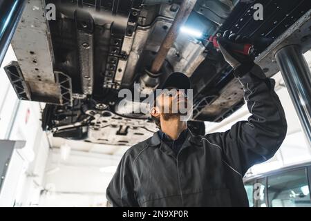 Verfahren zur Inspektion des Fahrgestells, Mechanikprüfung eines Fahrzeugs mit einem Diagnosegerät. Hochwertiges Foto Stockfoto