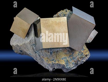 Kubische Pyritkristalle in Kalksteinmatrix Ampliación eine Victoria Mine, Navajún, La Rioja, Spanien Stockfoto