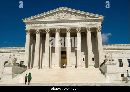 Touristen besuchen das Gebäude des Obersten Gerichtshofs der Vereinigten Staaten; Washington, District of Columbia, Vereinigte Staaten von Amerika Stockfoto