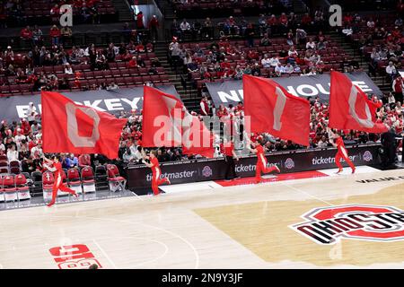 Columbus, Ohio, USA. 12. Februar 2023. Ohio State Buckeyes Cheerleader während des Spiels zwischen den Michigan State Spartans und den Ohio State Buckeyes in der Value City Arena, Columbus, Ohio. (Kreditbild: © Scott Stuart/ZUMA Press Wire) NUR REDAKTIONELLE VERWENDUNG! Nicht für den kommerziellen GEBRAUCH! Stockfoto