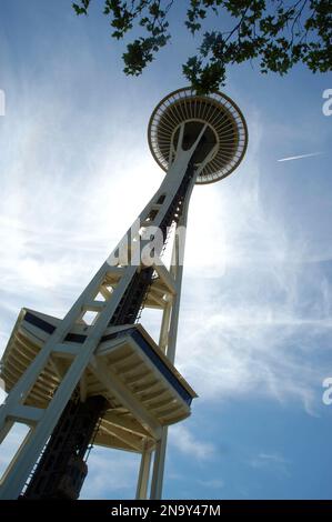 Blick auf die Space Needle in Seattle von unten. Space Needle, Seattle, Washington. Stockfoto