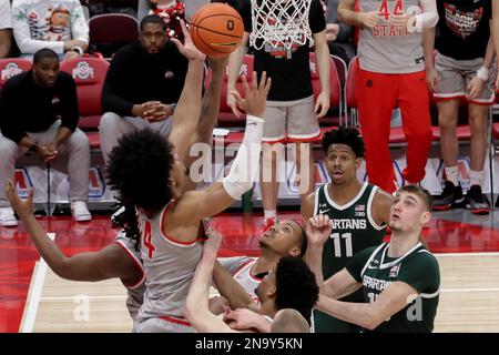 Columbus, Ohio, USA. 12. Februar 2023. Ohio State Buckeyes Guard Justice Sueing (14) erholt sich während des Spiels zwischen den Michigan State Spartans und den Ohio State Buckeyes in der Value City Arena, Columbus, Ohio. (Kreditbild: © Scott Stuart/ZUMA Press Wire) NUR REDAKTIONELLE VERWENDUNG! Nicht für den kommerziellen GEBRAUCH! Stockfoto