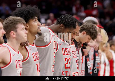 Columbus, Ohio, USA. 12. Februar 2023. Ohio State Buckeyes-Spieler singen ihre alma Mater nach dem Spiel zwischen den Michigan State Spartans und den Ohio State Buckeyes in der Value City Arena, Columbus, Ohio. (Kreditbild: © Scott Stuart/ZUMA Press Wire) NUR REDAKTIONELLE VERWENDUNG! Nicht für den kommerziellen GEBRAUCH! Stockfoto