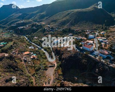 Luftaufnahme der kurvenreichen Bergstraße. Radfahrer, die mitfahren, sich sportlich betätigen. Stockfoto
