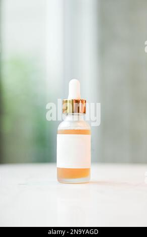 Leeres Etikett für Tropfen und Flasche mit Flüssigkeit für die Tropferpackung Stockfoto