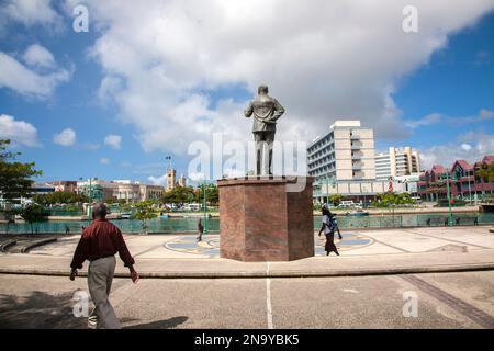 Statue und Stadtleben in Bridgetown, Barbados; Bridgetown, Barbados Stockfoto