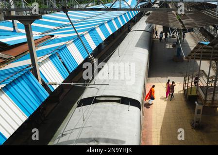 Erhöhter Blick auf den Zug, der zum Bahnhof Mahim in Mumbai, Indien, ankommt; Mumbai, Maharashtra, Indien Stockfoto