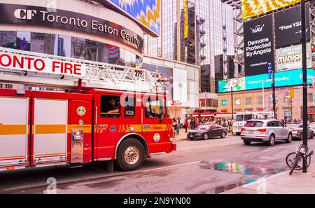 Toronto, Kanada - 07 01 2022: Red Toronto Fire Services Spartan Gladiator Classic MFD Ladder Truck an der Kreuzung Younge Dundas vor dem CF Stockfoto