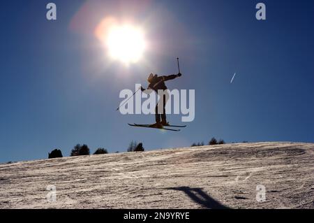 Skifahrer beim Springen im Skigebiet Seis am Schlern, Südtirol, Italien Stockfoto