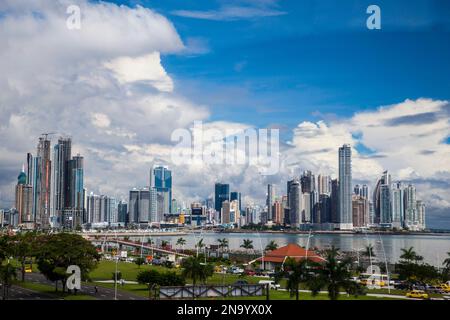 Wolken schweben über Panama-Stadt; Panama-Stadt, Panama Stockfoto