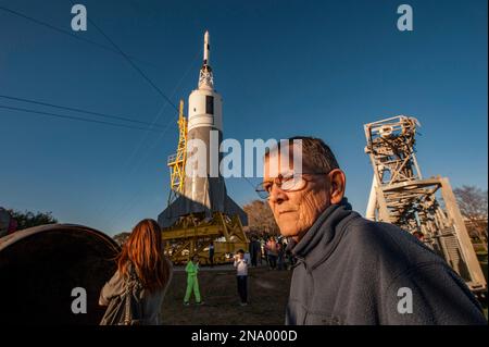 Mann steht vor Little Joe II im Johnson Space Center in Houston, Texas, USA; Webster, Texas, Vereinigte Staaten von Amerika Stockfoto