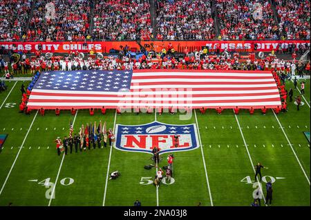 Phoenix, USA. 12. Februar 2023. Eine große amerikanische Flagge wird vor dem Super Bowl LVII zwischen den Philadelphia Eagles und den Kansas City Chiefs ausgestellt, die am 12. Februar 2023 im State Farm Stadium in Phoenix, Arizona, stattfinden. (Foto: Anthony Behar/Sipa USA) Guthaben: SIPA USA/Alamy Live News Stockfoto