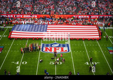 Phoenix, USA. 12. Februar 2023. Eine große amerikanische Flagge wird vor dem Super Bowl LVII zwischen den Philadelphia Eagles und den Kansas City Chiefs ausgestellt, die am 12. Februar 2023 im State Farm Stadium in Phoenix, Arizona, stattfinden. (Foto: Anthony Behar/Sipa USA) Guthaben: SIPA USA/Alamy Live News Stockfoto