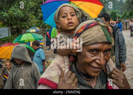 Vater und Kind im Tari-Tal im südlichen Hochland von Papua-Neuguinea, wo der dominierende Stamm die Huli ist. Stockfoto