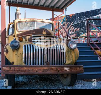 NEW ORLEANS, LA, USA: 5. FEBRUAR 2023: Rosted Antique AK Serie 1940er Chevrolet Pickup Truck entlang der Bühne des Central City BBQ Restaurants Stockfoto