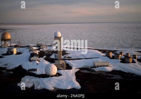 Verlassene Frühwarnraketen-Detektionsstelle in Nord-Alaska, USA; North Slope, Alaska, Vereinigte Staaten von Amerika Stockfoto