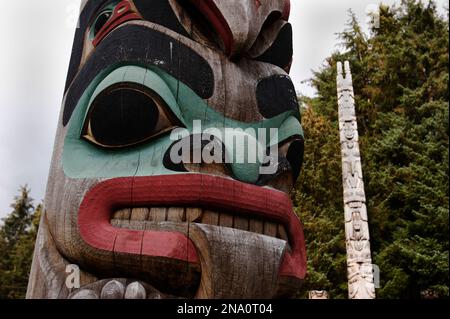 Tlingit Totemkunst im Totem Park von Sitka, Alaska, USA; Sitka, Alaska, Vereinigte Staaten von Amerika Stockfoto