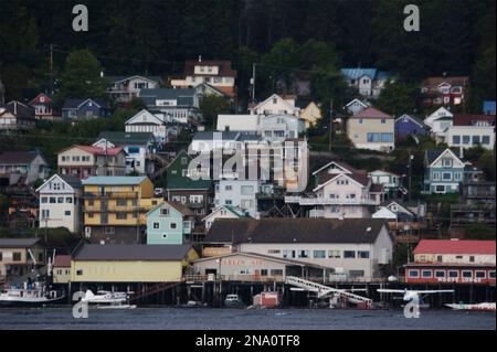 Häuser über dem Hafen von Ketchikan, wo viele Kreuzfahrtschiffe anlegen, Alaska, USA; Ketchikan, Alaska, Vereinigte Staaten von Amerika Stockfoto