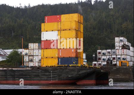 Lastkähne mit Containern warten in Ketchikan Harbor, Alaska, USA; Ketchikan, Alaska, Vereinigte Staaten von Amerika Stockfoto