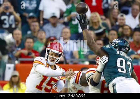 Glendale, Usa. 12. Februar 2023. Patrick Mahomes (15), Quarterback der Kansas City Chiefs, zieht am Sonntag, den 12. Februar 2023, im ersten Quartal des Super Bowl LVII im State Farm Stadium in Glendale, Arizona, an der defensiven Angriffsaktion der Philadelphia Eagles Javon Hargrave (97) vorbei. Foto: John Angelillo/UPI Credit: UPI/Alamy Live News Stockfoto