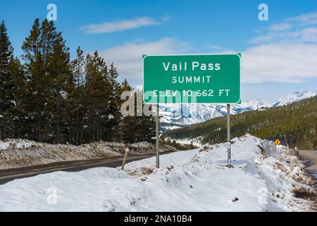 Vail Pass Interstate 70-Schild in den Colorado Rocky Mountains Stockfoto