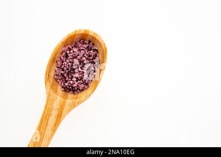 Natürliches Hibiskussalz in Holzlöffel - feine Kristalle zum Würzen Stockfoto