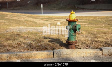 Feuerhydrant im öffentlichen Wohnbereich als Notfall Stockfoto