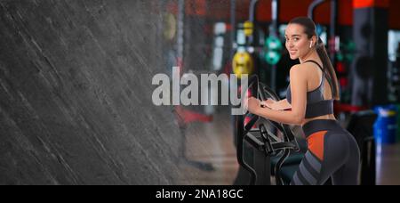 Frau, die ein modernes Crosstrainer im Fitnessstudio benutzt, Platz für Text. Bannerdesign Stockfoto