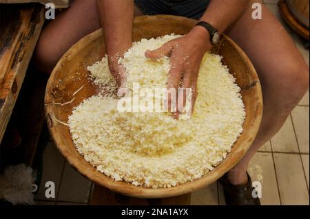 Käseherstellung in Tirol; Tirol, Österreich Stockfoto