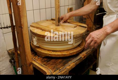 Käsepresse in Tirol; Tirol, Österreich Stockfoto