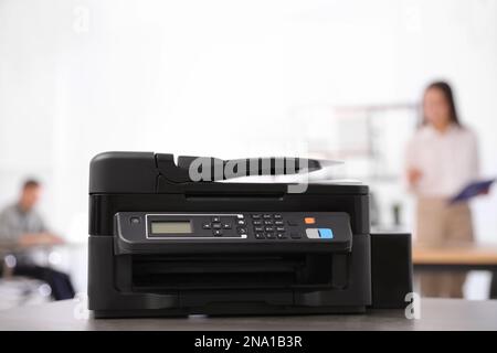 Neuer moderner Drucker auf dem Tisch im Büro Stockfoto