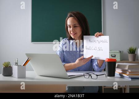 Lehrer, der während der COVID-19-Quarantäne Online-Unterricht im Klassenzimmer durchführt Stockfoto