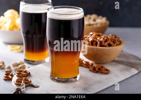 Halb- und halb-Bier-Cocktail mit Lager und dunklem Stout in einem Bierglas Stockfoto