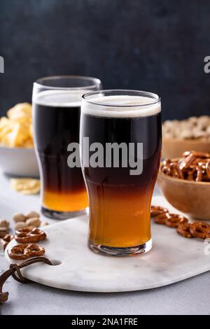 Halb- und halb-Bier-Cocktail mit Lager und dunklem Stout in einem Bierglas Stockfoto